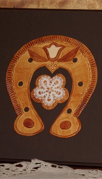 Glinasti reliefi s čipko